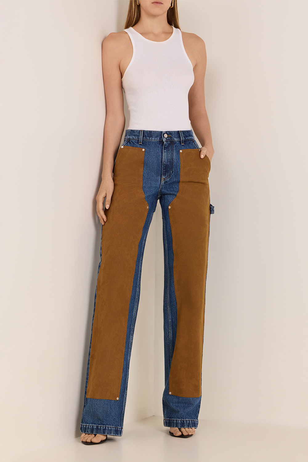 תמונת כל הלוק של מכנסי ג'ינס ישרים ופאץ' עור טבעוני